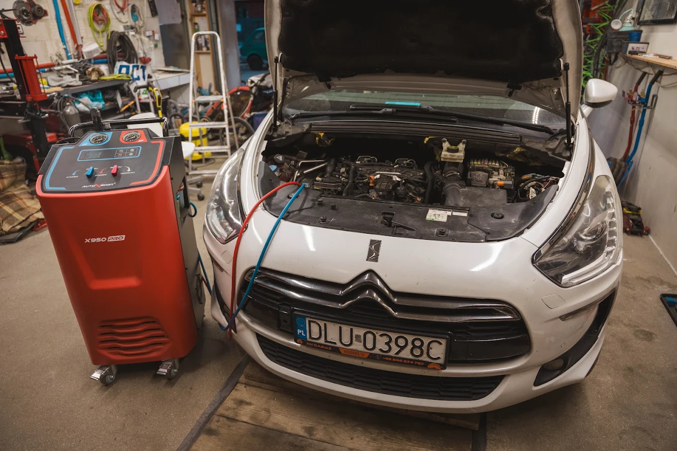 Nabijanie klimatyzacji w Citroënie DS5 w warsztacie IGIGARAŻ